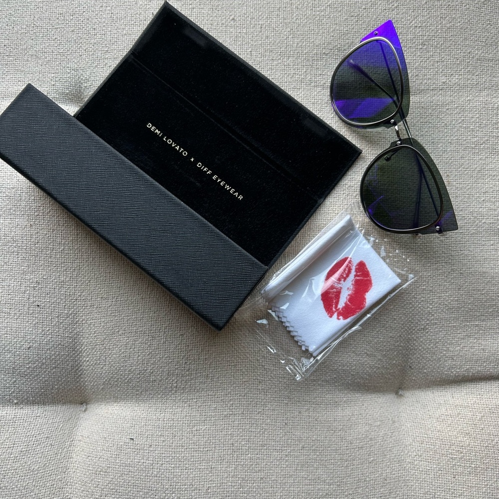 DEMI LOVATO for Diff, purple mirrored sunglasses